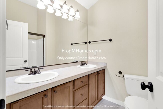 Building Photo - Spacious Three-Bedroom Condo Awaits in Des...