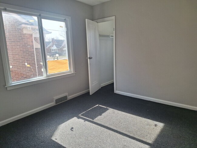 Building Photo - Charming 4 bedroom bungalow freshly updated