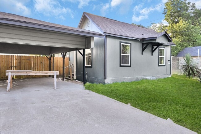Building Photo - Newley remodeled 2 bedroom