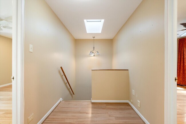 Building Photo - 1069 S Park Terrace