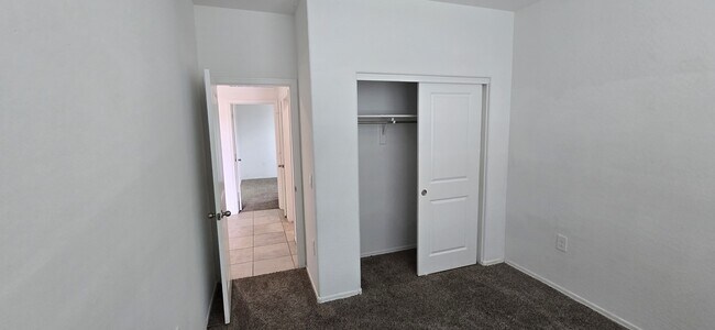 Building Photo - 1527 E Lardner Dr