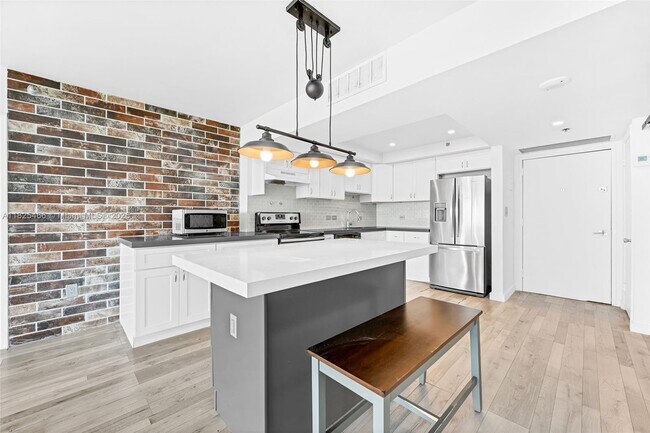 Building Photo - 20505 E Country Club Dr