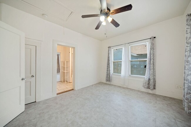 Building Photo - 906 S Gevers St