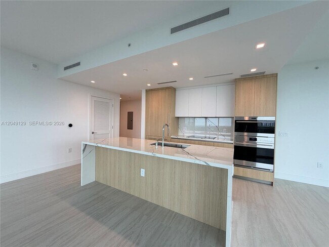 Building Photo - 2411 Laguna Cir