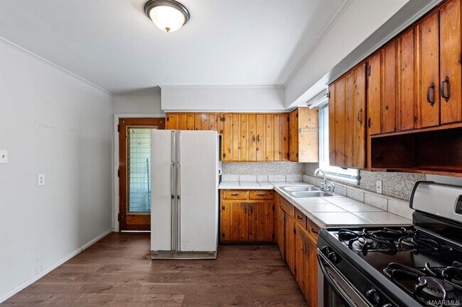 Building Photo - 1221 Belmont St