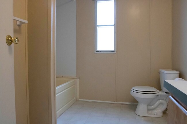 Building Photo - Adorable 2 bedroom 2 bath!