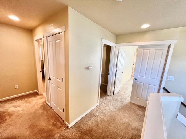 Building Photo - MOVE IN READY: 4bd 2.5ba 2,086 sq ft