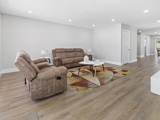 Building Photo - 1322 Riverside Cir