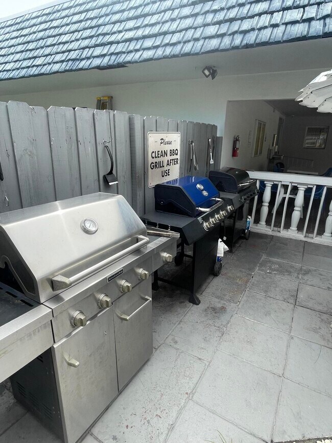Building Photo - 7827 Golf Cir Dr