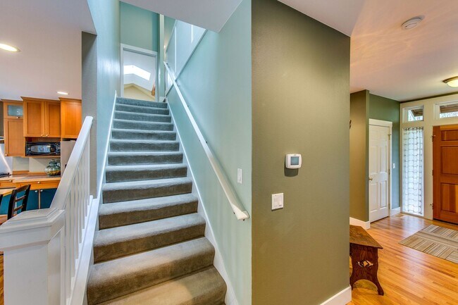 Building Photo - Beautiful Bainbridge Home