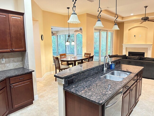 Building Photo - Must See, 4/3 furnished, Walking Distance ...