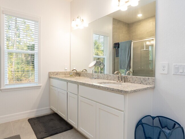 Building Photo - Move in now with zero deposit! This stunni...