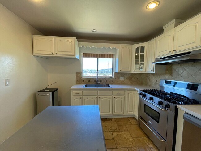 Building Photo - Gorgeous 5 Bed House - Amazing View!