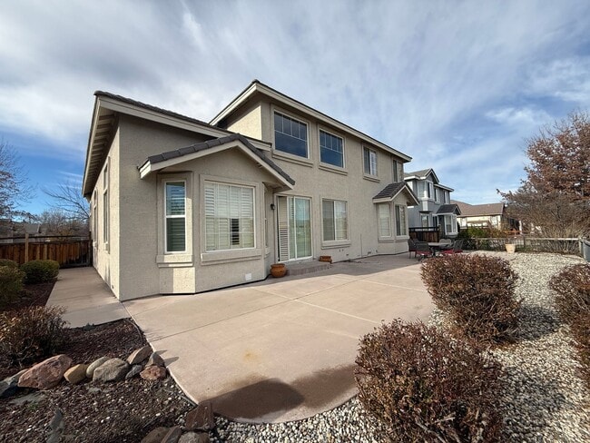 Building Photo - Beautiful 3 bed, 3 full bath two story home including a 3 car garage with 2800 sq ft of living space