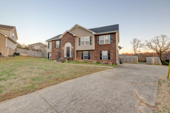 Primary Photo - 5 Bedroom ready to move in!!