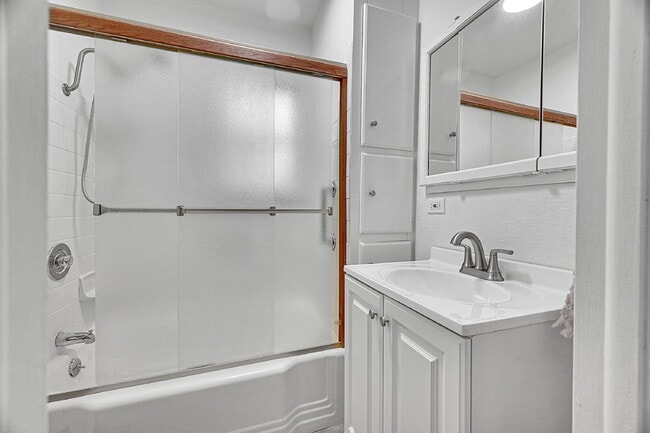 Building Photo - $3,500- Location! 2 Bed 2.5 Bath 2 Non-Con...