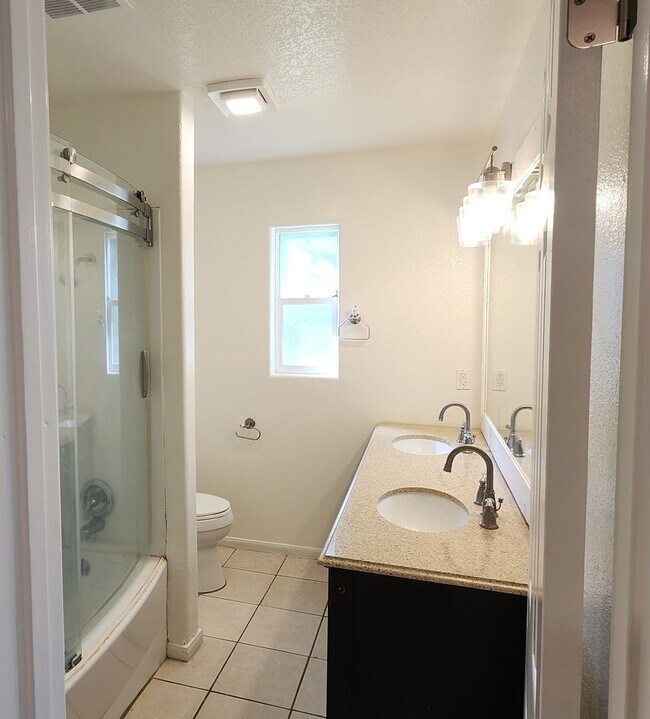 Building Photo - Your Perfect Ventura Retreat 4 bedroom 2 f...