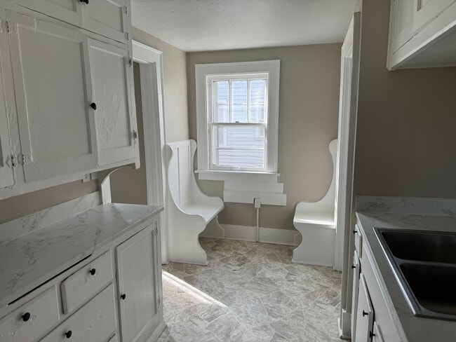Building Photo - 3 BR, 1 BA off Fontenelle Blvd