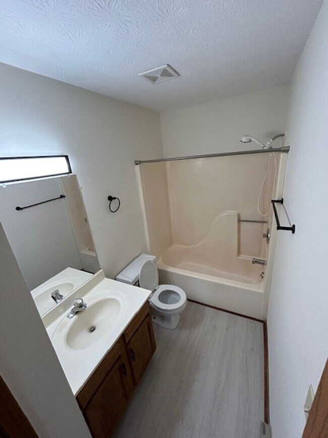 Building Photo - 2 Bedroom and 1.5 Bath Townhome - Troy, Ohio!!