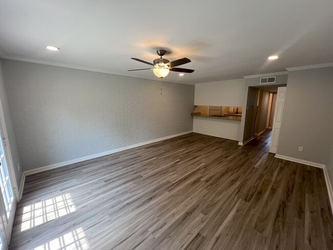 Building Photo - Must See! 1 bedroom, 1 bath apartment on H...