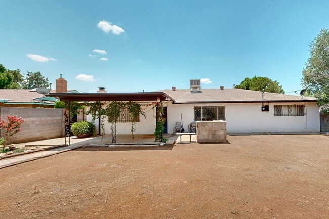 Building Photo - NE Brick Ranch 3/Bd 2/Ba 2 Cg 1782/sf