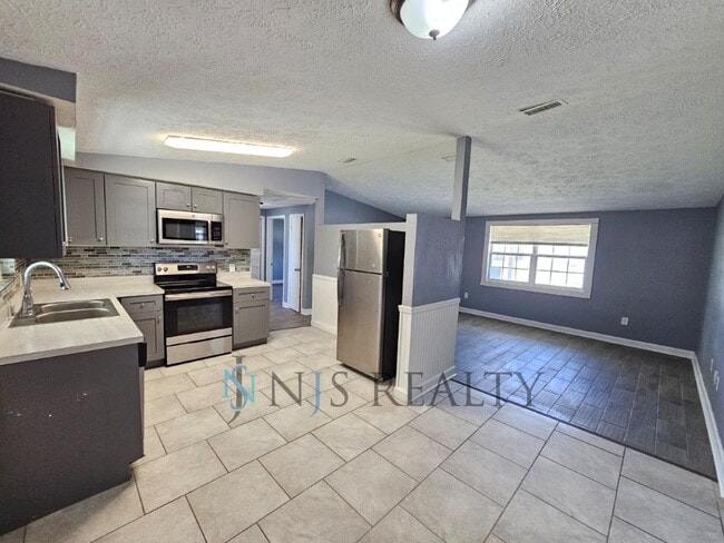 Building Photo - Gorgeous 3/1 1080sf with UPDATED kitchen, ...