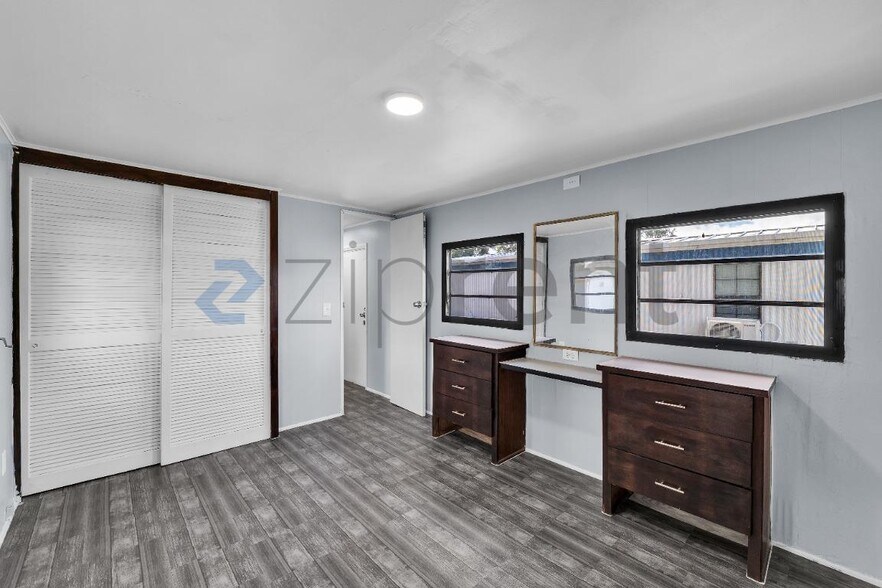 Building Photo - Unit