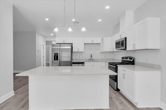 Building Photo - 705 S Orange Ave
