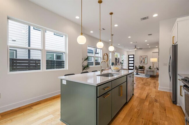 Building Photo - 1301 Cometa St