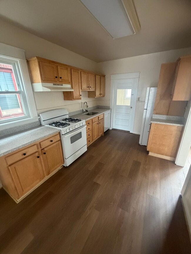 Building Photo - 3 Bed 1 Bath with 2 car garage