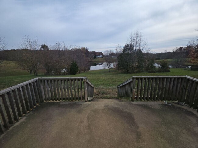 Building Photo - 124 Lake Ln