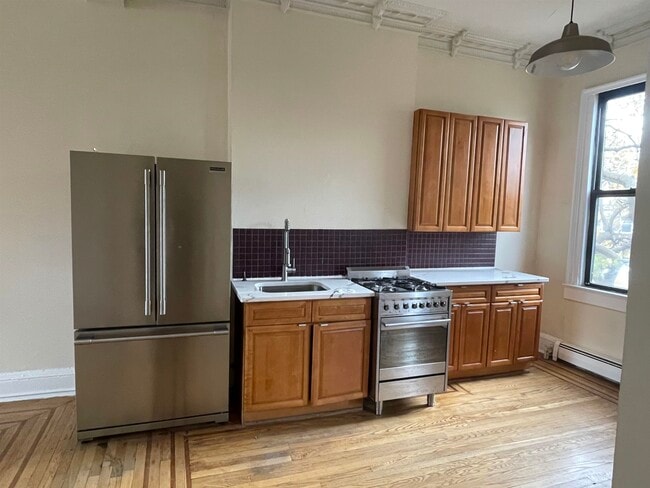 Building Photo - 19 Henry St