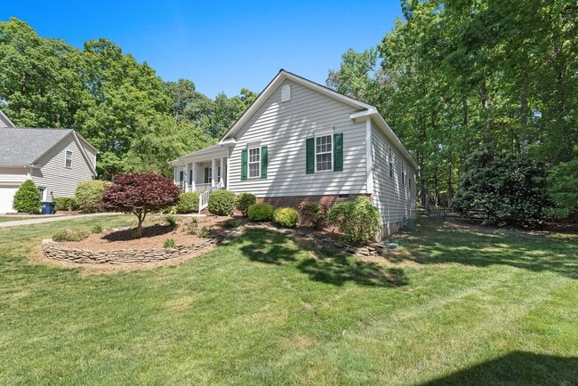 Building Photo - 3 Bedroom w/ 2 car Garage (Landscaping is ...