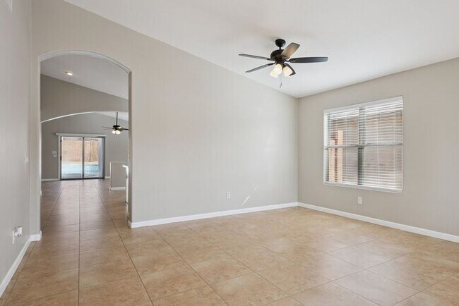 Building Photo - Very nice single level home with 4 bedrooms and 2 baths!