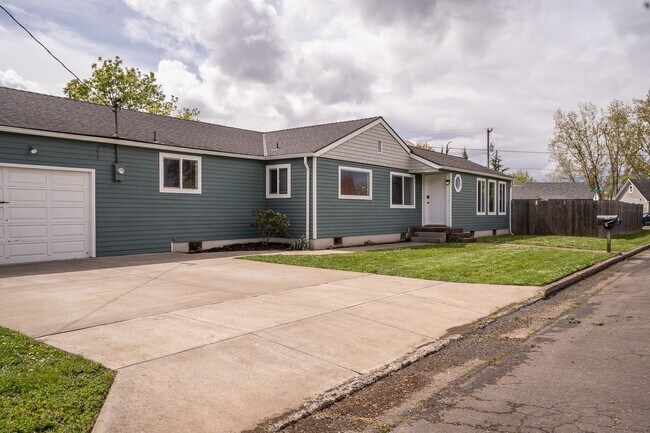 Building Photo - 230 15th Ave SE