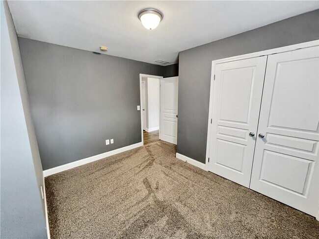 Building Photo - 225 Stone Park Dr