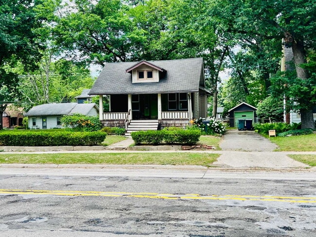 Building Photo - Charming 2-Bedroom Gem in Royal Oak – Walking Distance to Downtown!