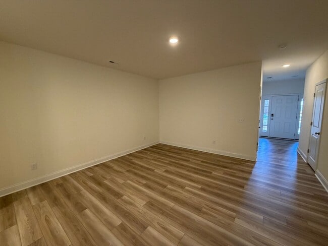 Building Photo - Mebane / Townhouse