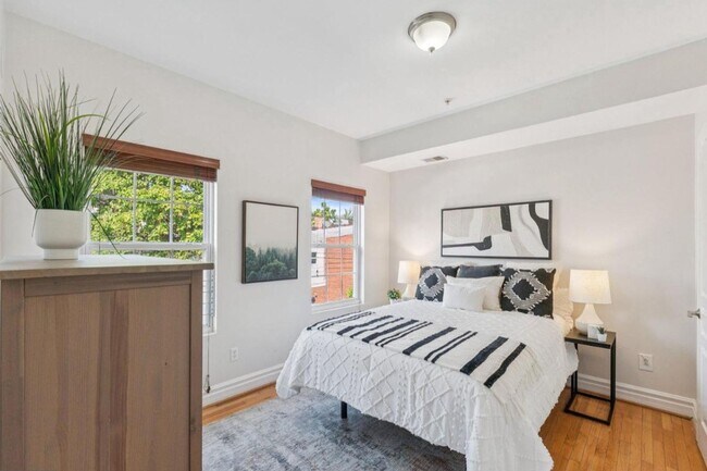 Building Photo - Large Sunny Eckington Three Bed/Three Bath Interior Rowhouse Condo Home