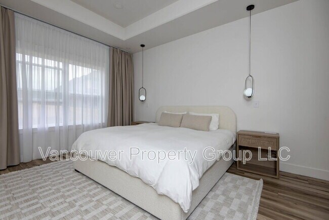 Building Photo - 5075 E Ferdinand Ct