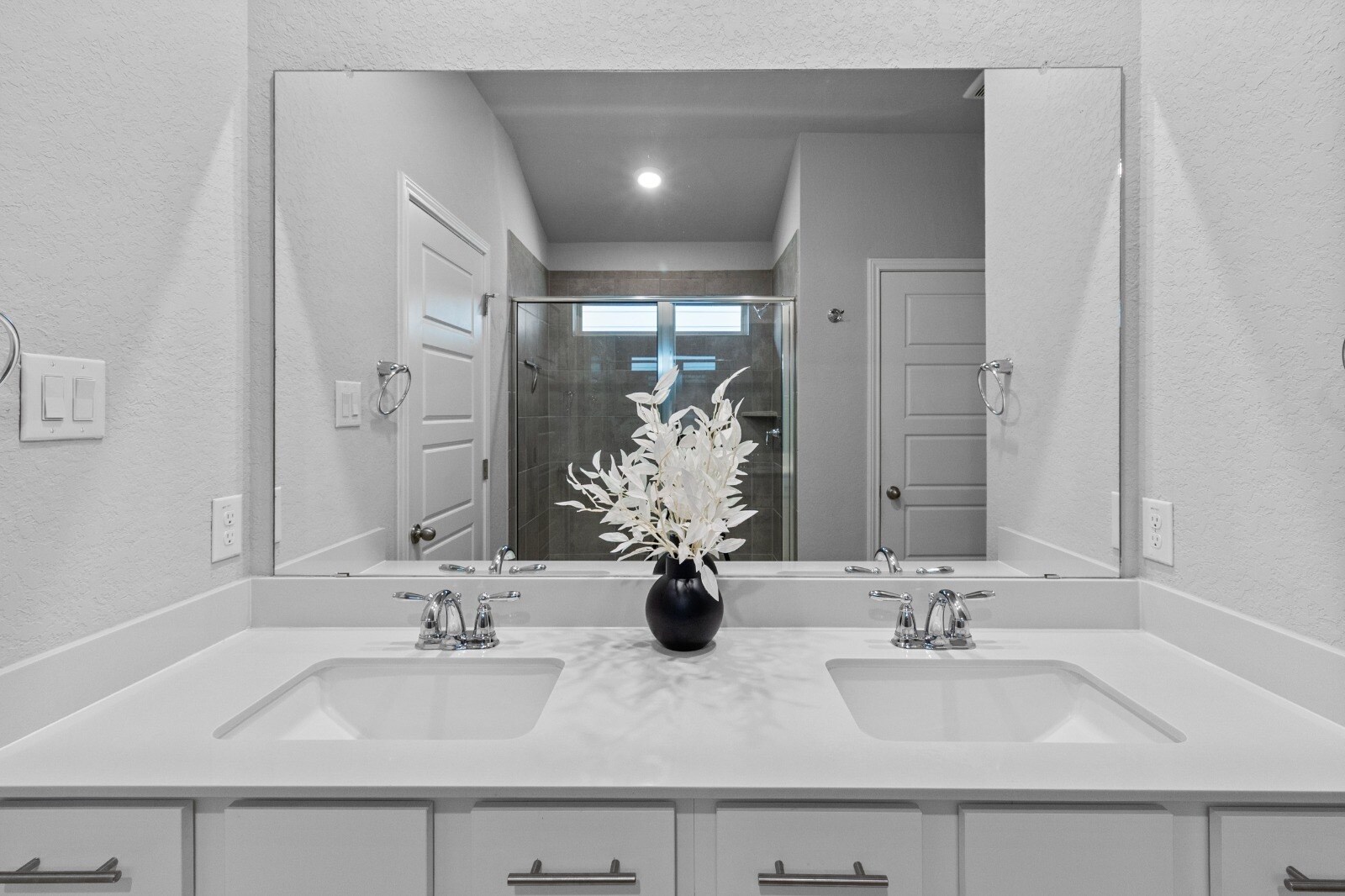 Building Photo - 10247 Juniper Oaks