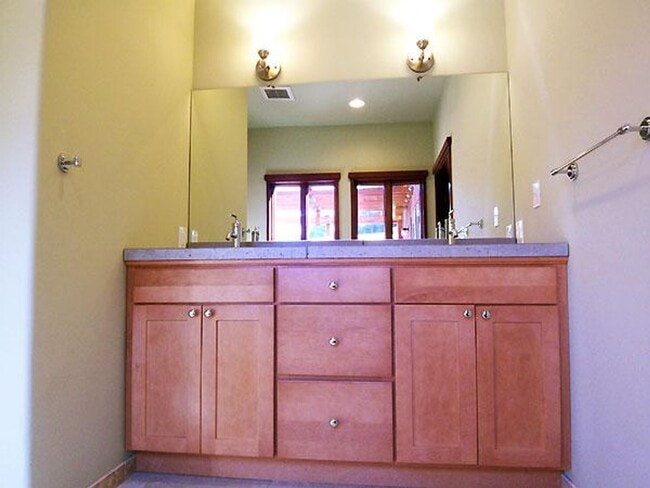 Building Photo - Monclair retreat, space and luxury in serene setting