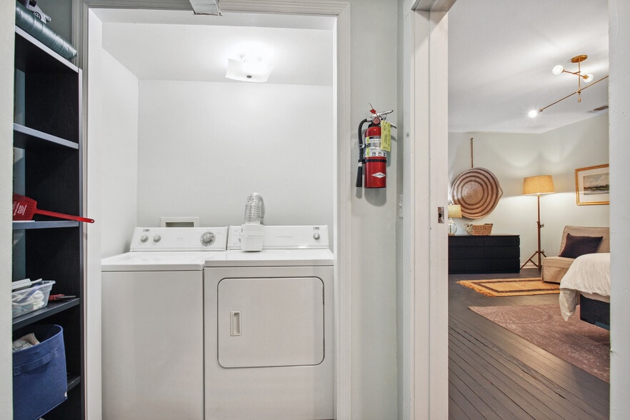 Building Photo - 208B W Hall St