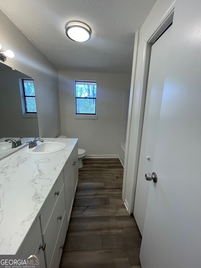 Building Photo - 150 S Meadowcliff Cir