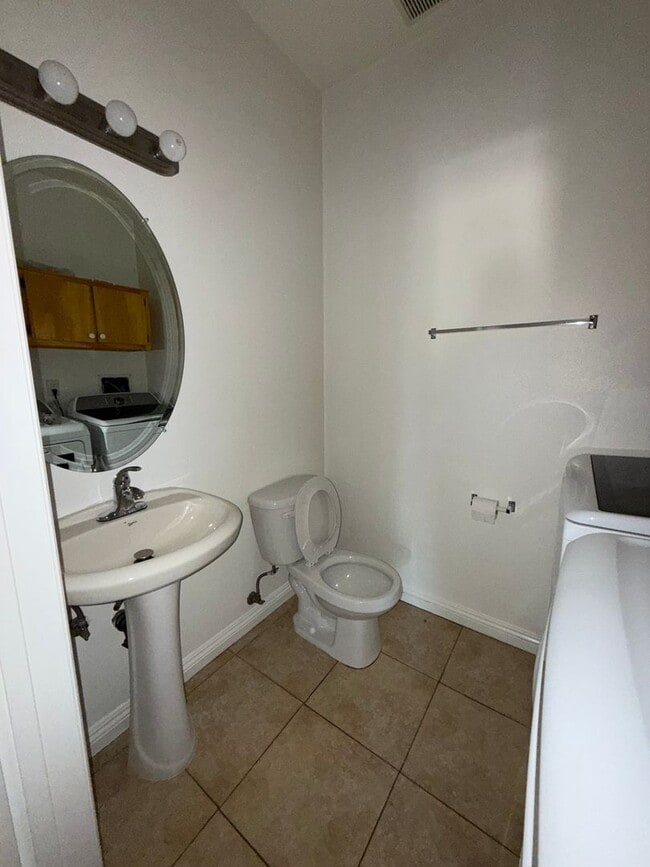 Building Photo - Very large 2 + 2 1/2 townhouse in Northridge