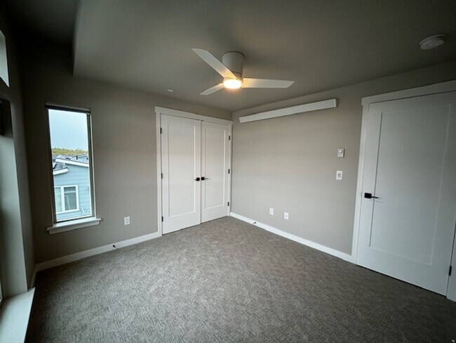Building Photo - 688 Venture Wy
