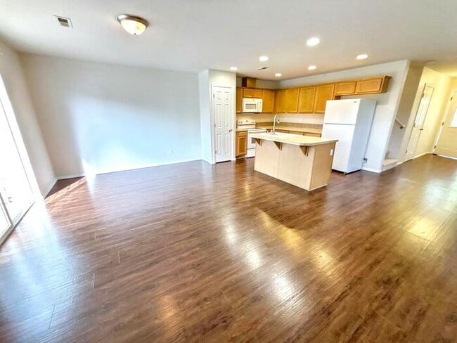 Building Photo - Spacious 3-Bedroom Townhome with Convenien...