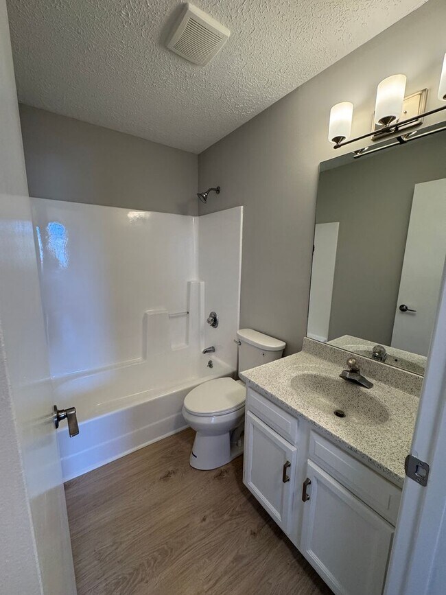 Building Photo - 3 bed, 1.5 bath, 1 car garage split foyer ...