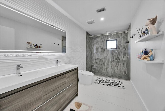 Building Photo - 1117 Alberca St