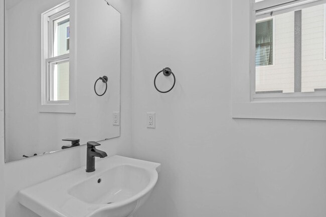 Building Photo - Luxurious Newly Built 3BD, 4BA Downtown Raleigh Townhome with Spacious Balcony and Natural Light ...